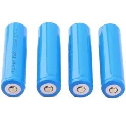 4 BATTERIE BATTERIA RICARICABILE IONI DI LITIO 680 mAh 3.7V BL-18650 TORCE LED