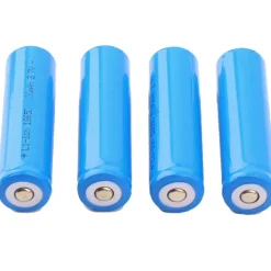 4 BATTERIE BATTERIA RICARICABILE IONI DI LITIO 680 mAh 3.7V BL-18650 TORCE LED