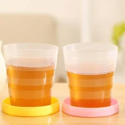 2 PEZZI BICCHIERE PORTATILE RICHIUDIBILE CON PORTAPILLOLE ANNI 90 COLORATO 100ML