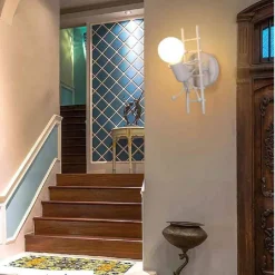 APPLIQUE DA PARETE DECORATIVO FORMA OMINO SULLA SCALA IN METALLO ATTACCO E27 AQ49