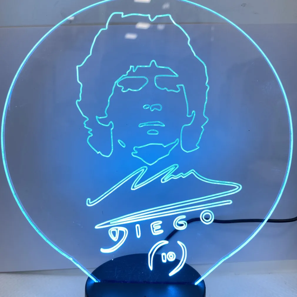 LAMPADA DA TAVOLO A BATTERIE USB CON VOLTO STILIZZATO DI DIEGO ARMANDO MARADONA