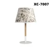LAMPADA DA TAVOLO CON PARALUME BIANCO IN TESSUTO BASE LEGNO LAMPADA E27 XC-7007