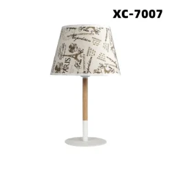 LAMPADA DA TAVOLO CON PARALUME BIANCO IN TESSUTO BASE LEGNO LAMPADA E27 XC-7007