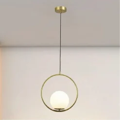 LAMPADARIO A SOSPENSIONE CERCHIO METALLO CON SFERA VETRO BIANCO ATTACCO E27 ORO 32811