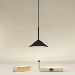 LAMPADARIO A SOSPENSIONE MODERNO CON PARALUME TRIANGOLARE IN FERRO NERO ORO E27 33863