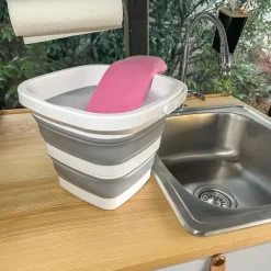 SECCHIO QUADRATO PIEGHEVOLE DA 7,5 LT CON MANIGLIE MULTIFUNZIONALE PORTATILE SALVASPAZIO