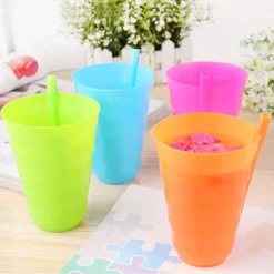SET 12 PEZZI BICCHIERI IN PLASTICA COLORATA CON CANNUCCIA INCORPORATA BIMBI