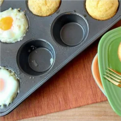 STAMPO TEGLIA PER 12 MUFFIN CUPCAKE IN ACCIAIO ANTIADERE CON PIROTTINI COLORATI