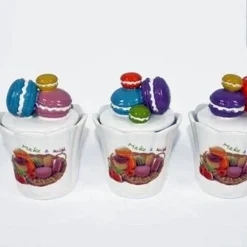 TRIS DI BARATTOLI IN CERAMICA CON TAPPO DECORO DI DOLCI MACARONS COLORATI 14X10